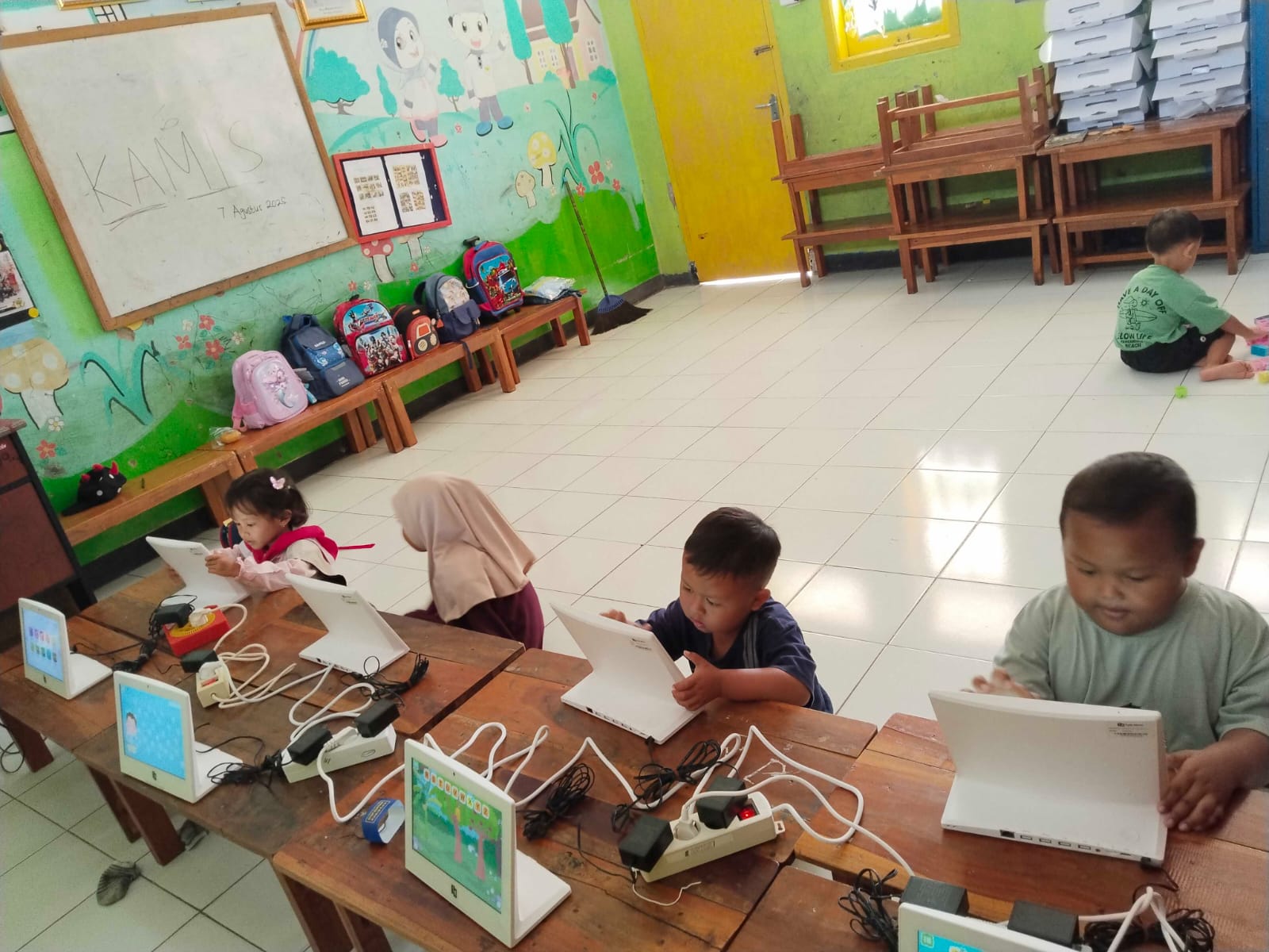 Anak-anak sedang belajar