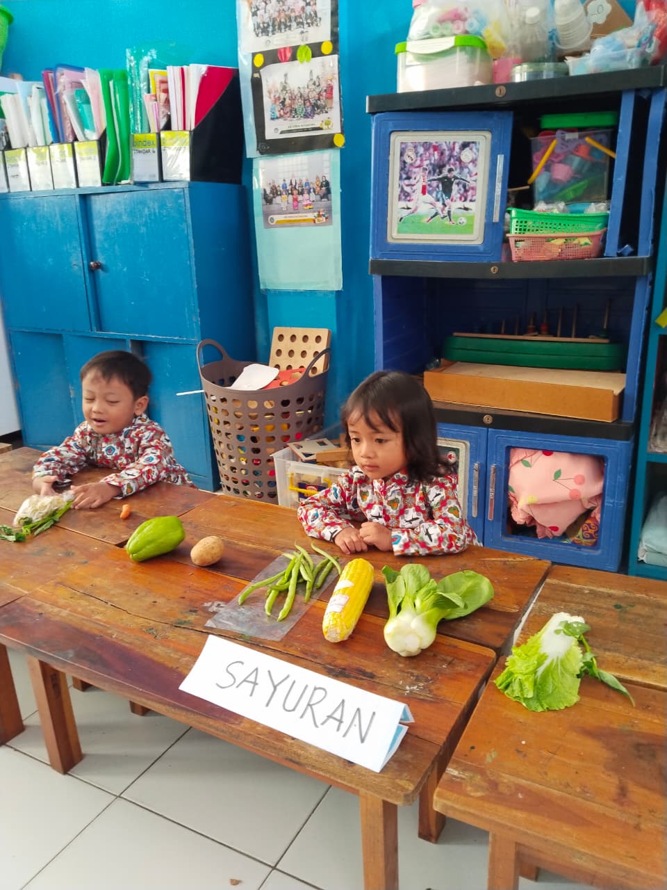 Anak-anak bermain musik